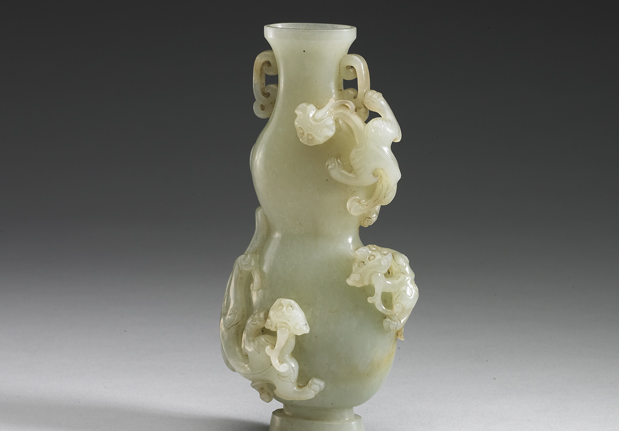清 青玉葫蘆式浮雕螭紋瓶